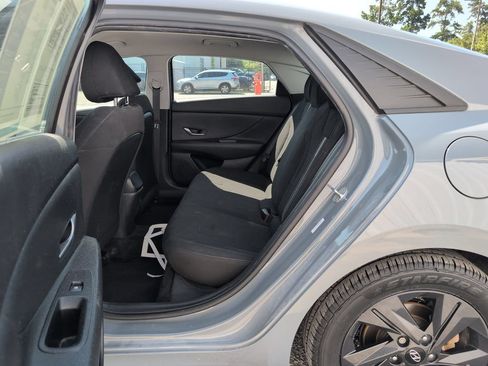 Used 2022 Hyundai Elantra SEL FWD image 9