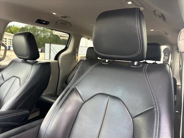 Used 2023 Chrysler Pacifica Touring-L AWD/4WD image 21