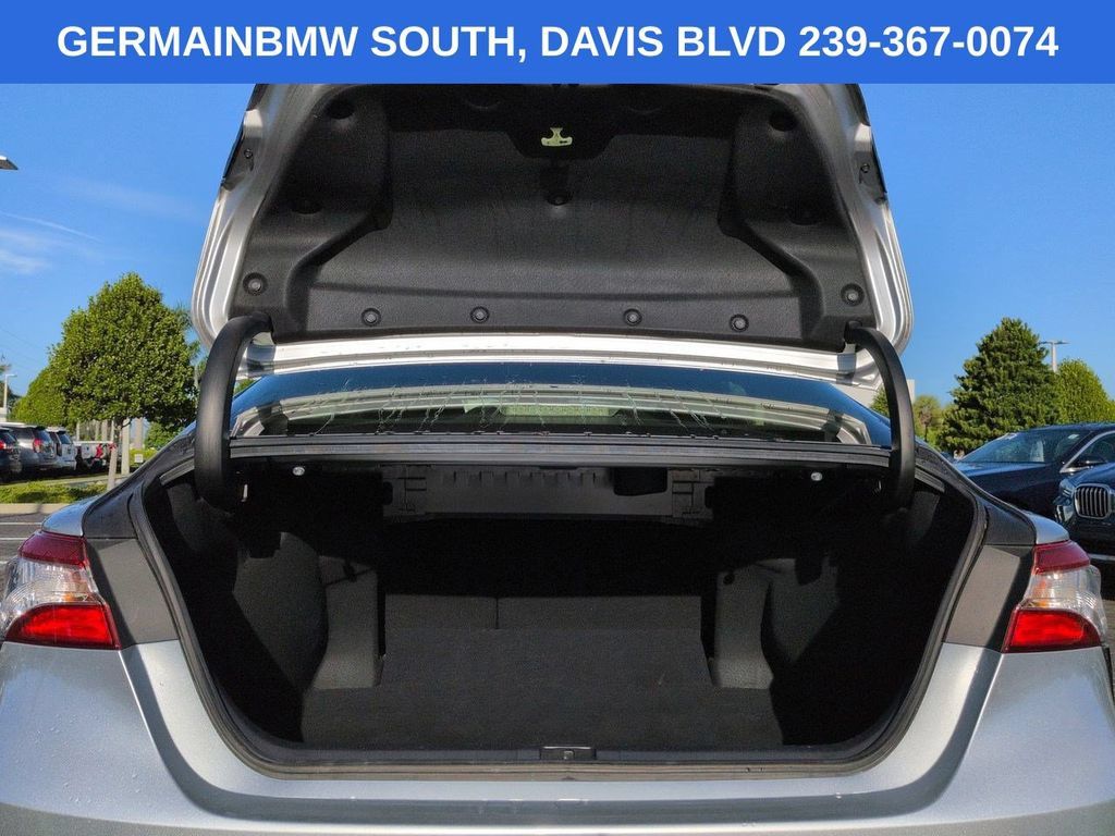 Used 2018 Toyota Camry SE w/ Convenience Package FWD image 15