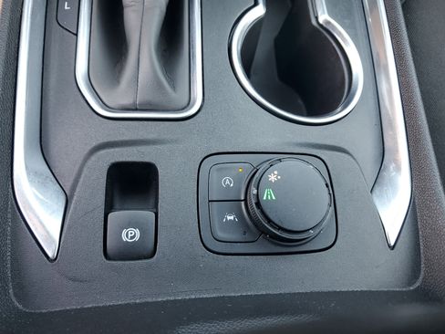 Used 2022 Chevrolet Traverse LT image 27