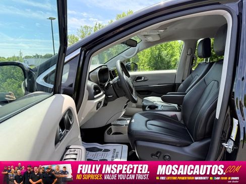 Used 2024 Chrysler Pacifica Touring-L FWD image 21
