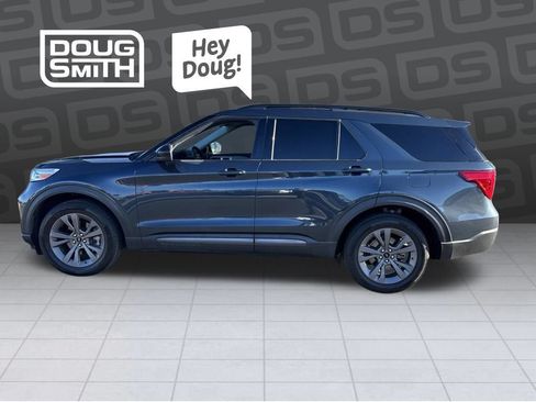 Used 2022 Ford Explorer XLT w/ Equipment Group 202A AWD/4WD image 2