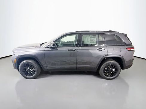 New 2025 Jeep Grand Cherokee Laredo image 4