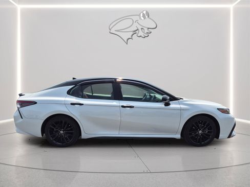 Used 2022 Toyota Camry XSE FWD image 4