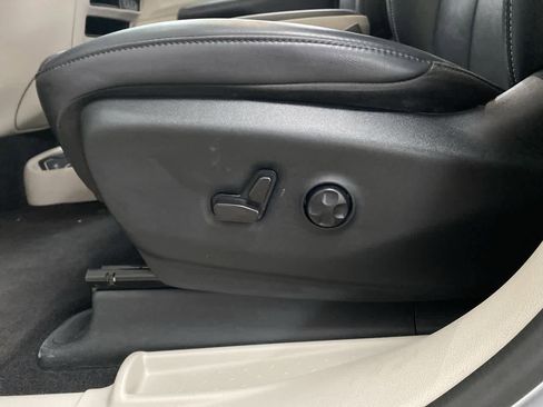 Used 2024 Chrysler Pacifica Touring-L image 16