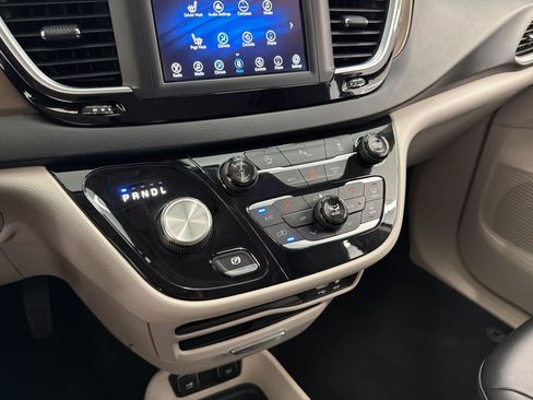 Used 2018 Chrysler Pacifica Touring-L FWD image 18