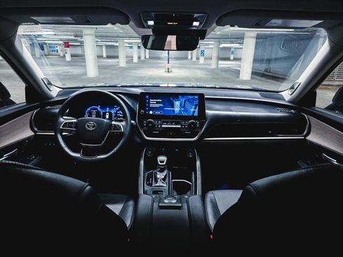 Used 2024 Toyota Grand Highlander Limited AWD/4WD image 3