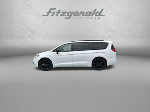 Used 2025 Chrysler Pacifica Limited FWD image 5