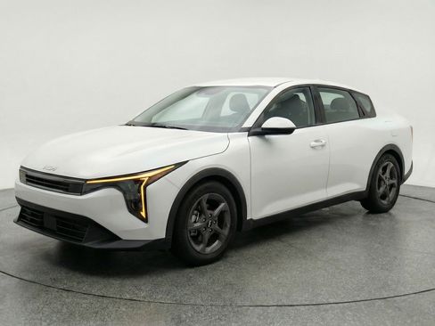 Used 2025 Kia K4 LXS image 3