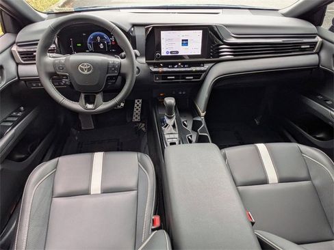Used 2025 Toyota Camry SE image 4