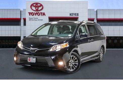Certified 2019 Toyota Sienna XLE image 1