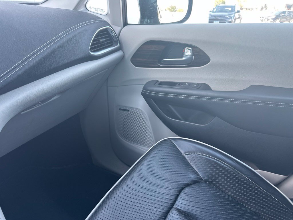 Used 2023 Chrysler Pacifica Limited w/ Uconnect Theater Family Group FWD image 56