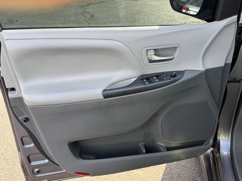 Used 2020 Toyota Sienna LE image 13