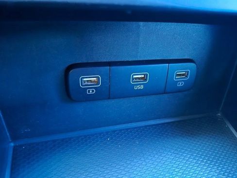 Used 2023 Kia Carnival LX image 20