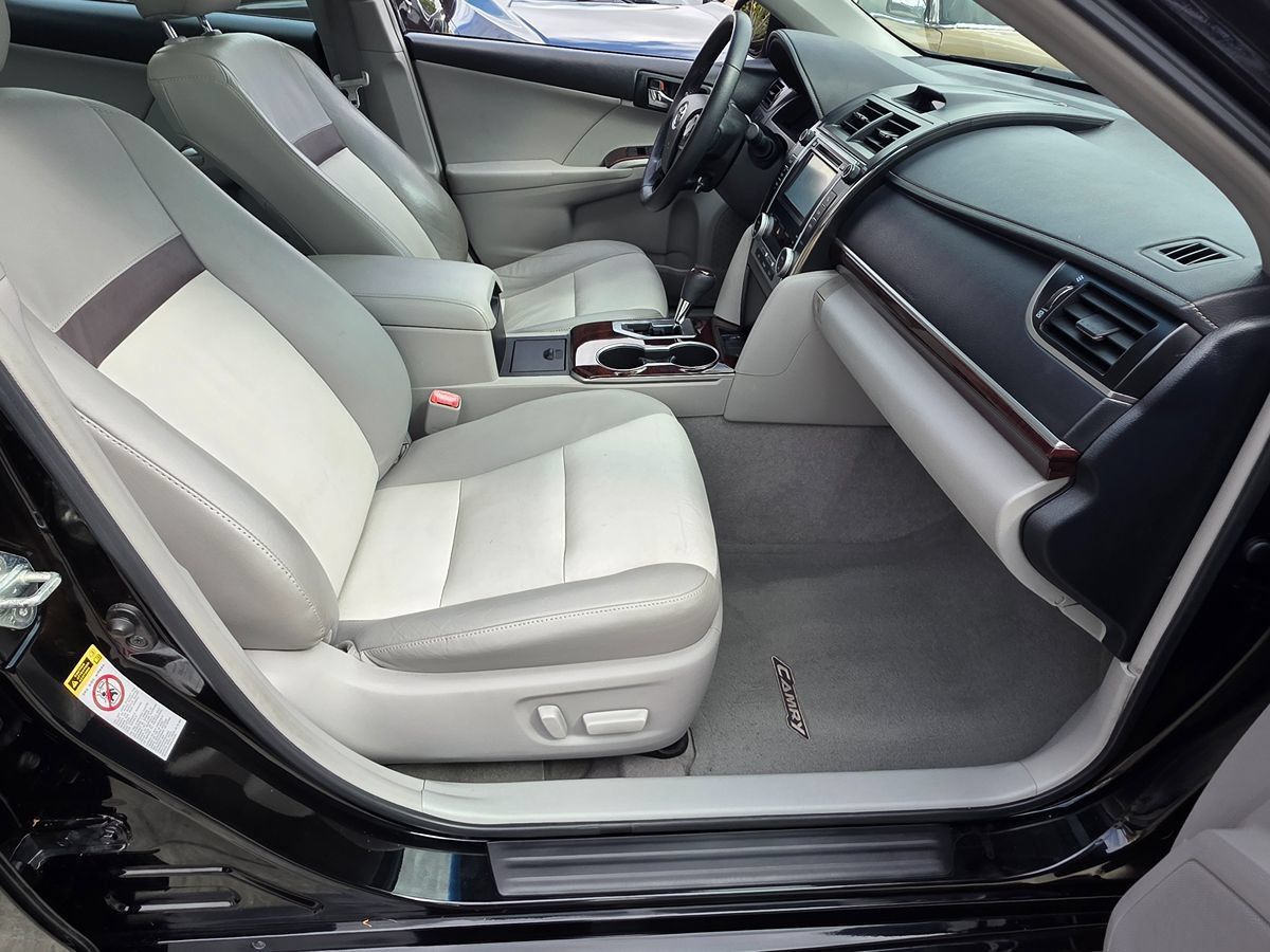 Used 2012 Toyota Camry XLE w/ Leather Pkg FWD image 17