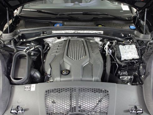 Used 2025 Porsche Macan image 38