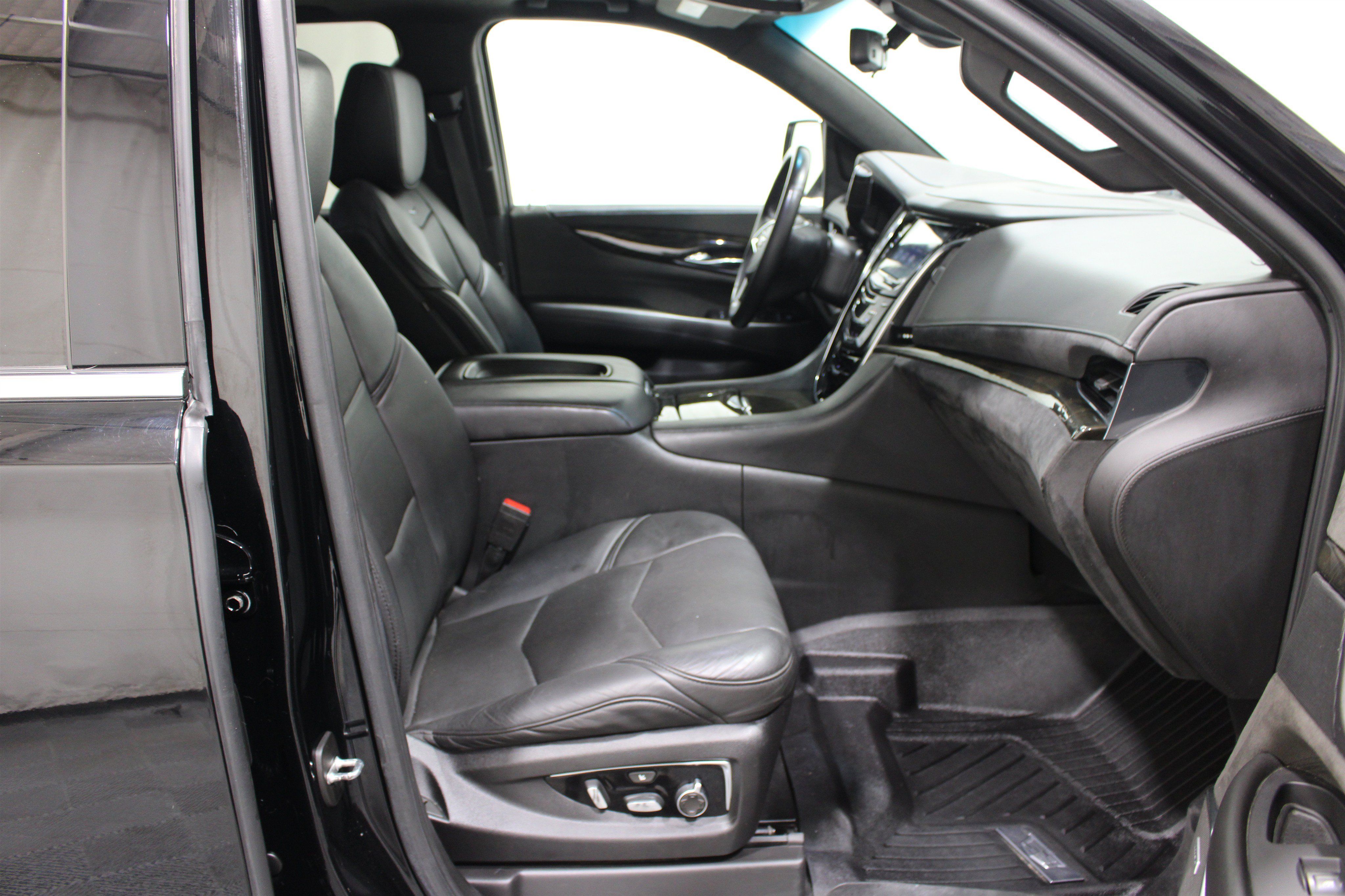 Used 2018 Cadillac Escalade Platinum AWD/4WD image 30
