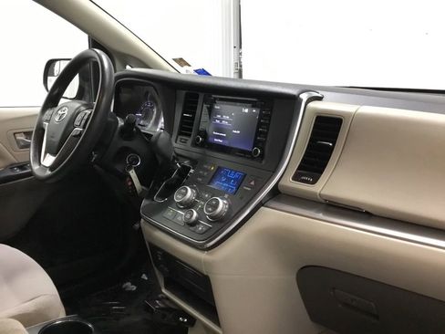 Used 2018 Toyota Sienna LE w/ Protection Package image 22