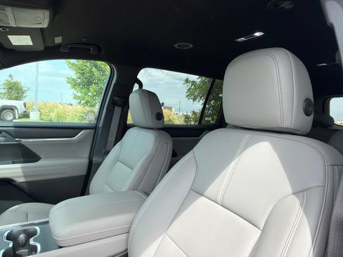 Used 2026 GMC Acadia Elevation w/ Elevation Premium Package FWD image 11