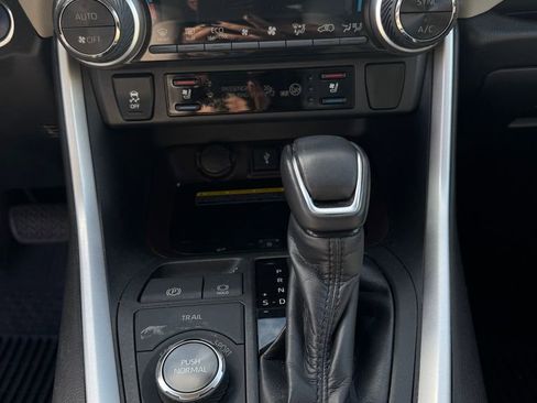 Used 2020 Toyota RAV4 Limited image 19