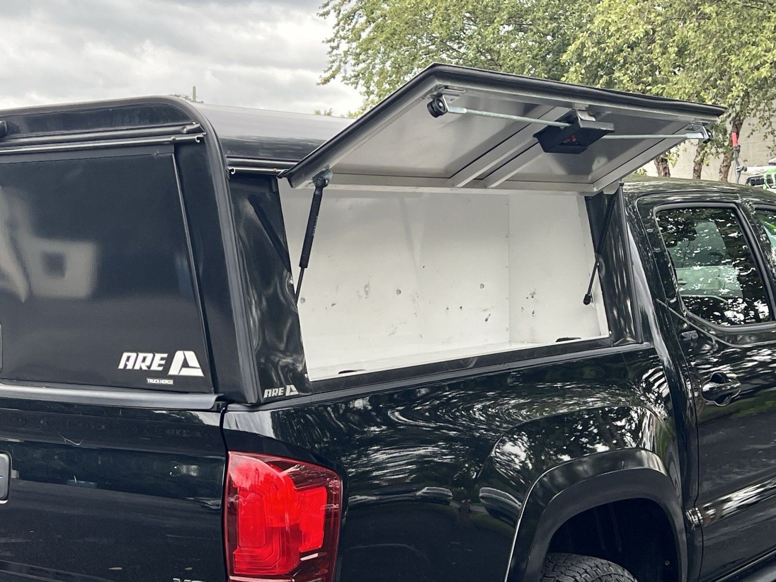 Used 2019 Toyota Tacoma SR5 AWD/4WD image 32