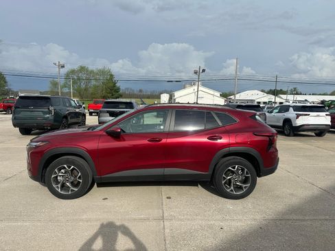 Used 2025 Chevrolet Trax LT w/ LT Convenience Package image 4