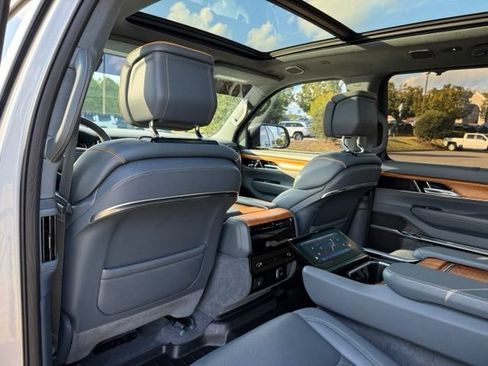 Used 2023 Jeep Grand Wagoneer Series III AWD/4WD image 27