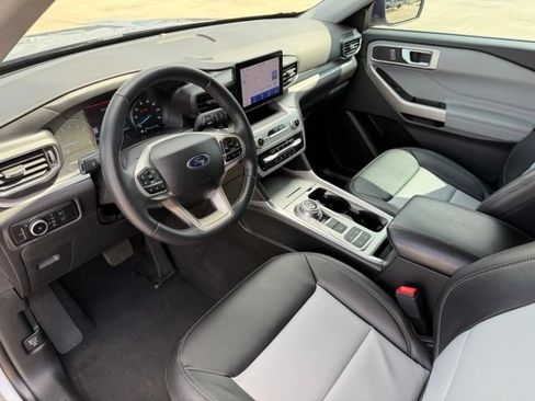 Used 2023 Ford Explorer XLT w/ Equipment Group 202A RWD image 13