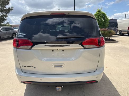 Used 2020 Chrysler Pacifica Touring-L w/ S Appearance Package image 5