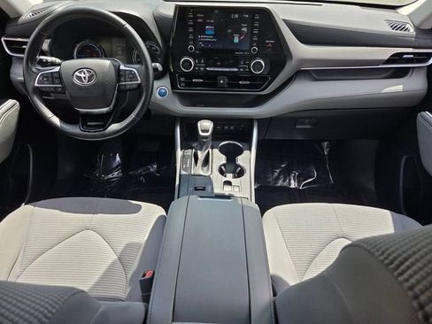 Used 2021 Toyota Highlander LE FWD image 13