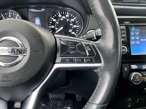 Used 2017 Nissan Rogue SV w/ SV Premium Package image 27