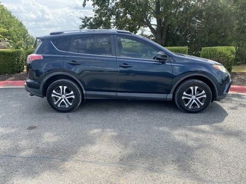 Used 2017 Toyota RAV4 LE FWD image 2