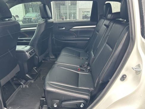 Used 2018 Toyota Highlander XLE image 16