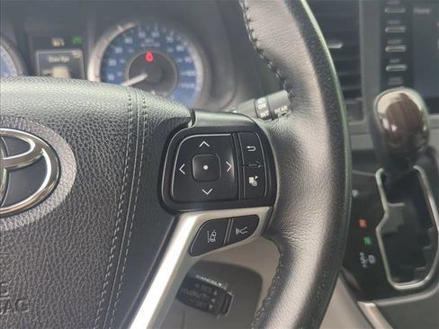 Certified 2019 Toyota Sienna XLE FWD image 17