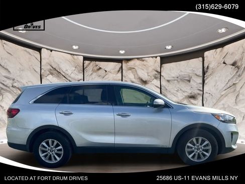 Used 2020 Kia Sorento AWD V6 image 3