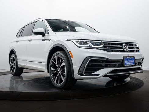 Used 2024 Volkswagen Tiguan SEL R-Line image 1