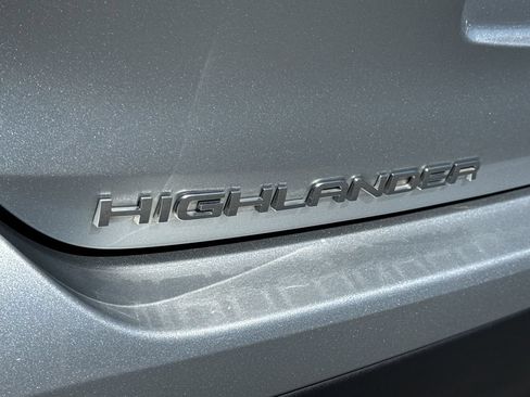 Used 2023 Toyota Highlander XLE AWD/4WD image 15