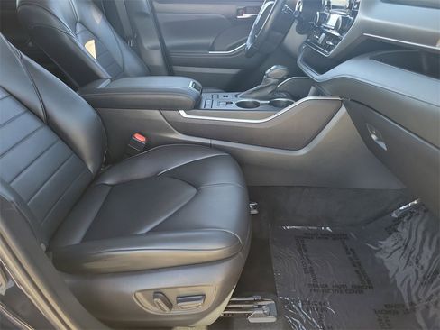 Used 2022 Toyota Highlander XLE image 18