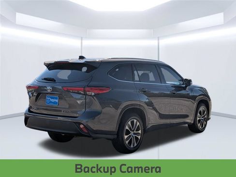 Used 2022 Toyota Highlander XLE FWD image 7