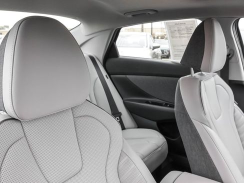 Certified 2025 Hyundai Elantra Limited FWD image 41