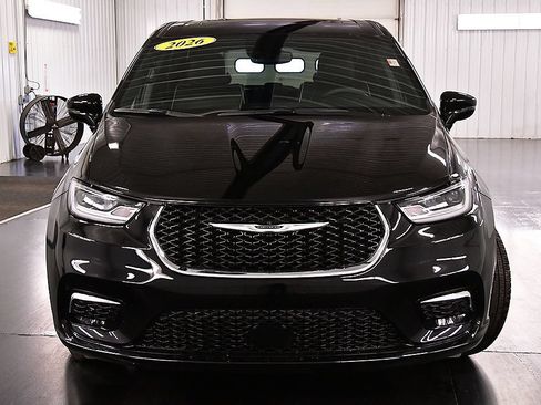Used 2026 Chrysler Pacifica Limited FWD image 2