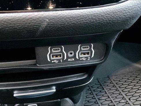 Used 2025 Chrysler Pacifica Select image 17