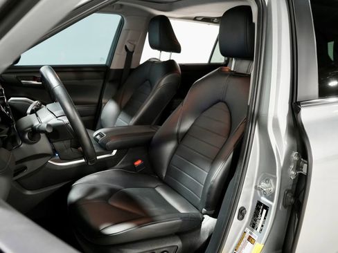 Used 2023 Toyota Highlander XLE image 3