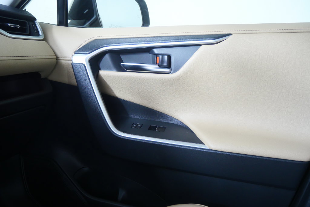Used 2019 Toyota RAV4 Limited w/ Cold Weather Package FWD image 29