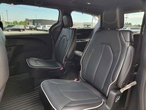 Certified 2023 Chrysler Pacifica Limited w/ S Appearance Package AWD/4WD image 21