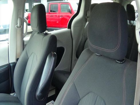 Used 2020 Chrysler Pacifica Touring w/ Tire & Wheel Group image 19