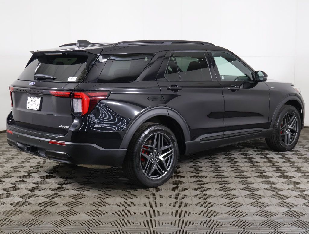 Used 2025 Ford Explorer ST-Line w/ ST-Line Street Pack AWD/4WD image 12