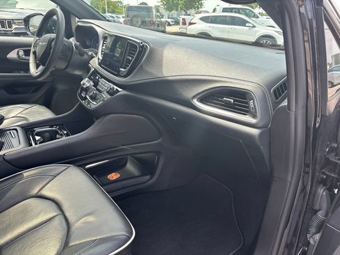 Used 2025 Chrysler Pacifica Limited FWD image 24