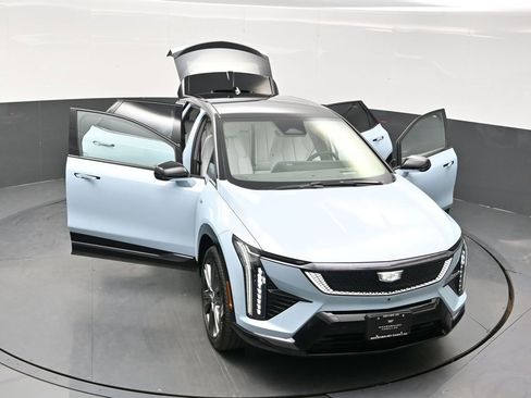 New 2026 Cadillac Optiq Sport 2 w/ LPO, Floor Liner Package AWD/4WD image 40