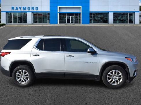 Certified 2018 Chevrolet Traverse LT image 2